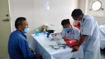 Tàu Hải quân Việt Nam khám sức khỏe, cấp thuốc cho người dân Phú Yên
