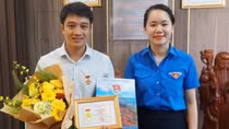 Tặng huy hiệu “Tuổi trẻ dũng cảm” cho nam thanh niên lao xuống sông cứu người