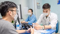 Tự mua thuốc về điều trị cúm, 2 mẹ con phải nhập viện