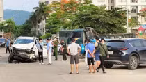 Xe bán tải đâm nát bươm hàng chục ô tô