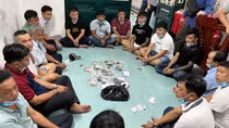 Sòng bạc ngày giáp Tết “hô biến” thành bàn nhậu khi thấy Công an