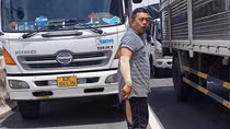 Tài xế xe tải cầm dao dọa chém lái xe cứu thương