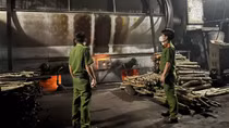 Bắt quả tang vụ đốt hàng chục tấn lốp xe ngay trong khu công nghiệp