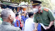 Công an tỉnh An Giang động viên, hỗ trợ tiểu thương bị thiệt hại do hỏa hoạn