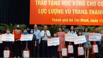 Trao học bổng trị giá 2 tỷ đồng tặng con CBCS lực lượng vũ trang TP Hồ Chí Minh