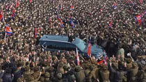 "Biển người" vây quanh xe chở nhà lãnh đạo Triều Tiên Kim Jong-un