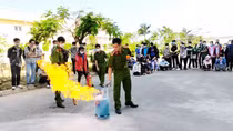 Đoàn Thanh niên Công an TP Nha Trang tuyên truyền PCCC và hướng dẫn thực hành chữa cháy