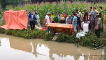 Bố mẹ đi làm, 2 chị em ruột đuối nước trước ao nhà