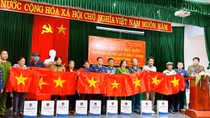 Tặng cờ Tổ quốc cho ngư dân ra khơi dịp năm mới
