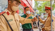 Rời cuộc nhậu, tài xế xe sang "ghé" chốt CSGT nộp phạt
