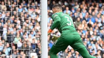 Thủ môn của Man City khiến CĐV đội nhà "dở khóc, dở cười"