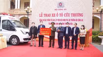 Bộ trưởng Bộ Công an tặng xe cứu thương cho huyện Định Hoá