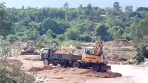 Đưa xe chuyên dụng đào múc đất cát làm biến dạng núi Đá Vôi