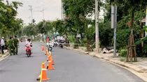 Đâm vào cột điện ven đường, hai du khách người Anh tử vong