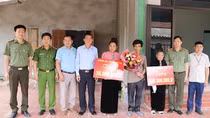 Bàn giao nhà tình nghĩa cho thân nhân liệt sỹ