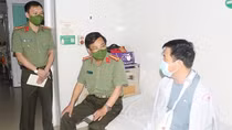 Thăm hỏi CBCS bị thương trong lúc làm nhiệm vụ