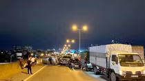 Đường vành đai 3 kẹt cứng vì 5 xe ô tô đâm liên hoàn