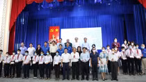 Trao hàng trăm phần quà, suất học bổng trong Chương trình hành trình "Sống mãi tuổi 20"