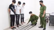 Khởi tố 11 thanh thiếu niên đánh người tại quán nhậu