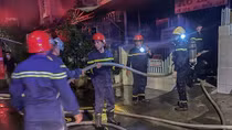 Rò khí gas, quán ăn bốc cháy lúc rạng sáng