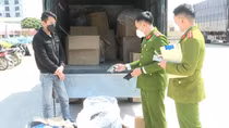 Bắt vụ vận chuyển khẩu trang và găng tay y tế không rõ nguồn gốc