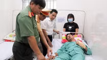 Thăm hỏi Thiếu tá CSGT bị đối tượng đi xe máy tông trọng thương