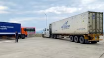 Lái xe đầu kéo chắn ngang cao tốc gây ùn tắc rồi "cãi cùn" CSGT