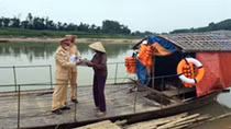Cảnh sát xuống đò hướng dẫn an toàn cho khách