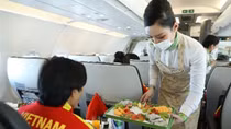 Hàng không lại chật vật tìm cách bù giá, hút khách