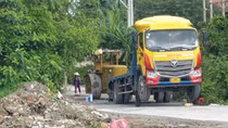 Tài xế xe lu tử vong trong tai nạn hi hữu