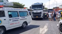 Xe đầu kéo va chạm xe máy, một bé gái tử vong