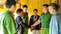 Công an xã bám buôn làng giúp người dân xóa bỏ hủ tục