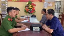 Công an phường trao trả 100 triệu đồng cho người đánh rơi