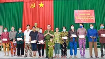 Trao tặng máy tính, quà hỗ trợ người dân nghèo và Công an xã