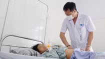 Bé gái 12 tuổi mang khối u buồng trứng to bất thường