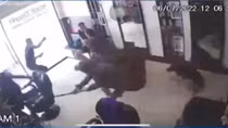 Bị chém đứt lìa bàn tay khi đang ngồi cắt tóc