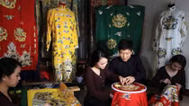 Làng thêu long bào ở Hà Nội
