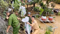 Căng mình giúp dân khắc phục hậu quả mưa lũ