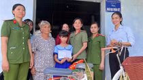 Chương trình “Mẹ đỡ đầu” xoa dịu nỗi đau trẻ mồ côi