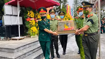 Đón 11 hài cốt liệt sĩ, quân tình nguyện, chuyên gia Việt Nam hy sinh tại Lào về nước