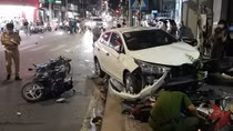 Tài xế ôtô say rượu, tông hàng loạt xe máy trên phố