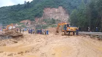 Thông tuyến bị sạt lở, 6 xã khu Tây của huyện Trà Bồng không còn bị cô lập