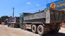 Che đậy sơ sài, xe ben gây “bão bụi” khắp cao tốc