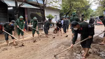 Công an, bộ đội giúp dân dọn dẹp sau mưa lũ