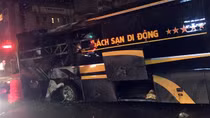 Xe khách bất ngờ bốc cháy khi đang vào bến