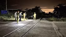 Cố băng qua đường sắt, nam thanh niên bị tàu hỏa tông văng xuống mương