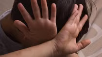 Cha dượng đánh con riêng của vợ dập lá lách, gãy xương sườn
