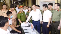 Lãnh đạo Bộ Công an kiểm tra công tác giam giữ và cấp đăng ký xe