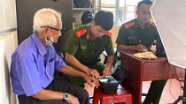 Công an đến tận nhà đón người dân đi làm căn cước