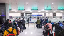 Chuyến bay đặc biệt sơ tán người già, trẻ em rời Ukraine đáp xuống Nội Bài